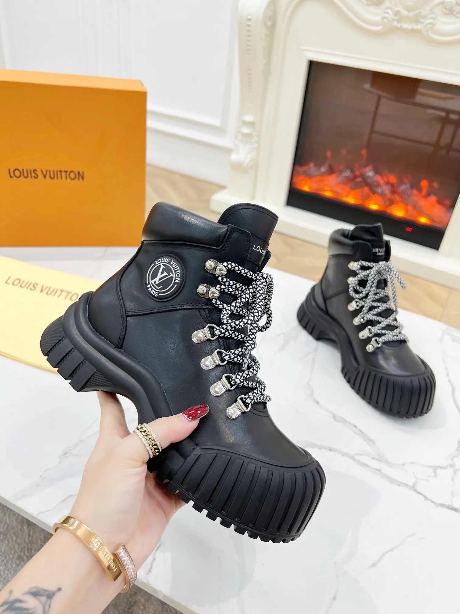 👟👟Ex-factory price 600👟👟Louis Vuitton Louis Vuitton 2022 catwalk new model, high-end customization 1:1 replica, major star Internet celebrity catwalk style, a century-old classic, comfortable on the foot, with Louis Vuitton logo embossed leather label and wear-resistant leather outsole.  Fabric: 3 colors LV presbyopic leather, black cowhide, white cowhide, lining: sheepskin, code number 35 to 40 (41 can be customized, non-returnable)